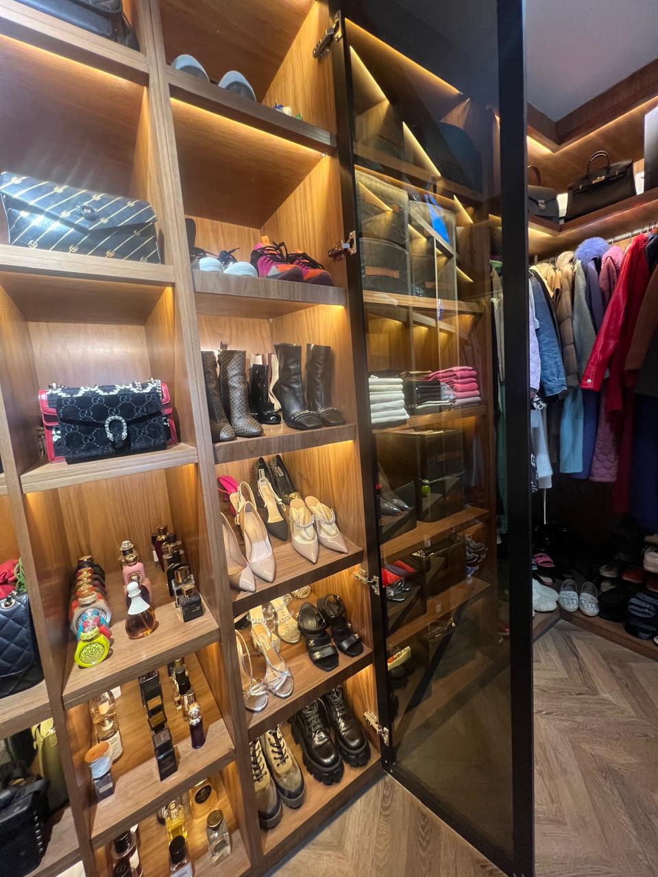 Dressing de luxe — sacs et souliers de créateurs organisés