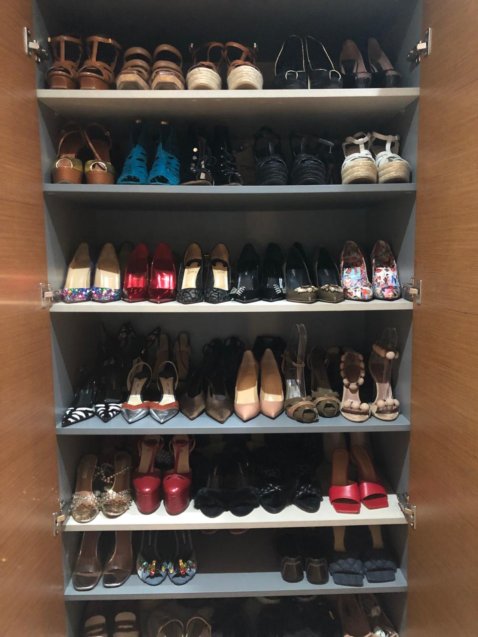Souliers rangés en rangées soignées