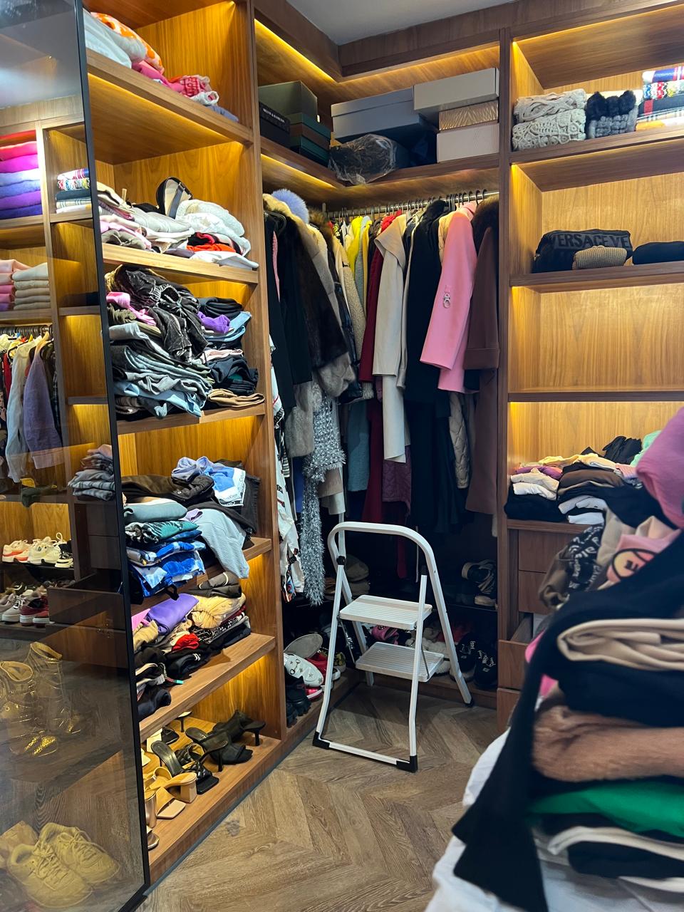 Dressing en bois sur-mesure, organisé